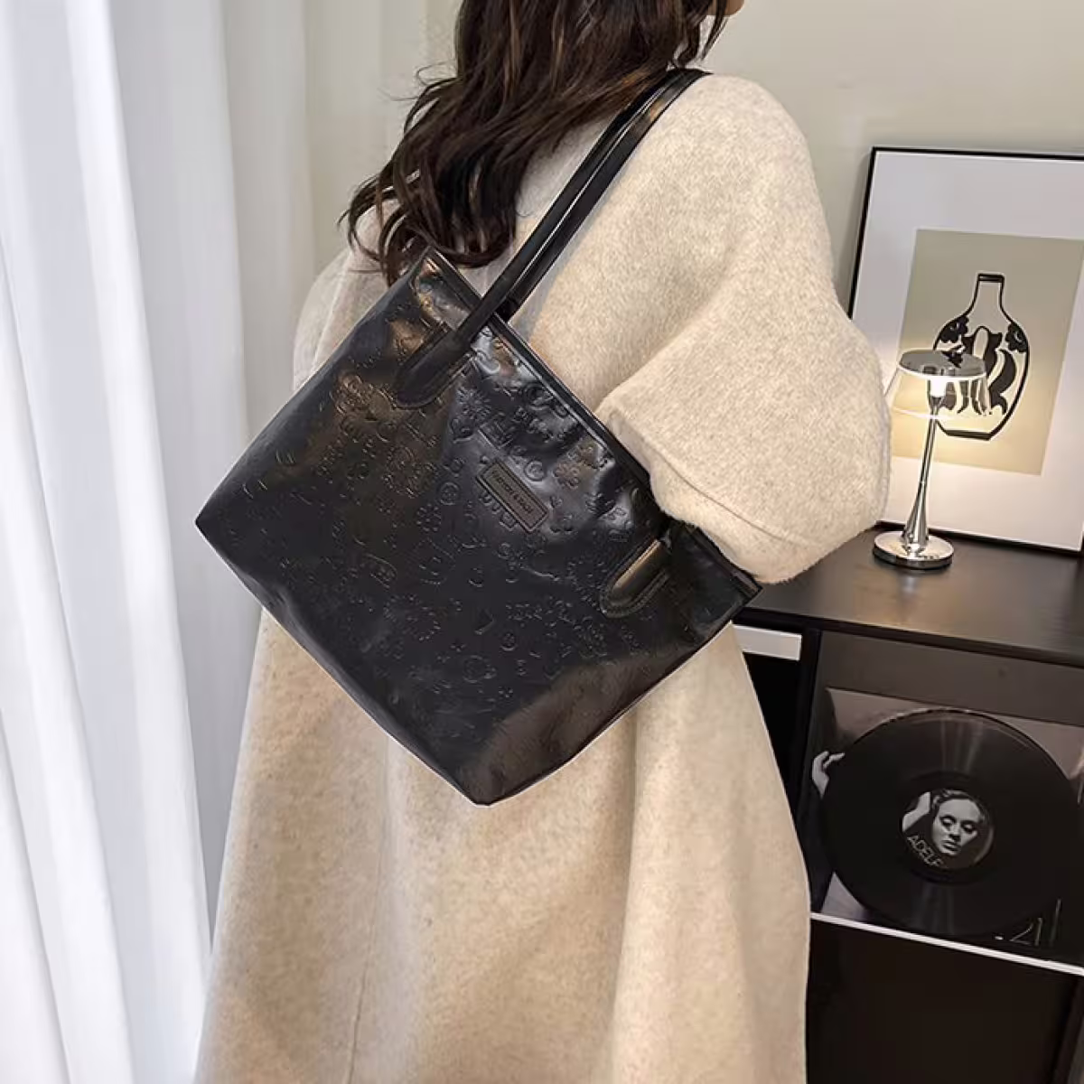 童趣壓紋包邊皮革&times;肩背包&times;黑色-第4張