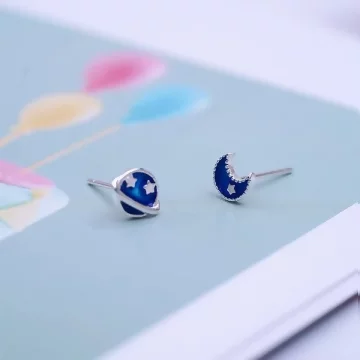 925銀針×星球與月亮×不對稱耳針.avif