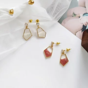 炫染多邊形幾何×吊墜耳環×櫻粉.avif