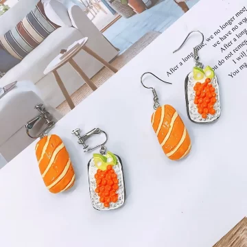 鮭魚軍艦壽司×吊墜耳勾.avif