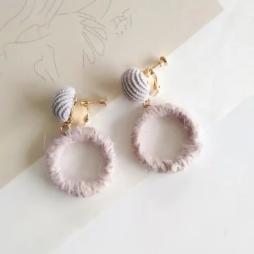 絨布毛線圓環×螺旋耳夾×共二色.avif