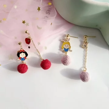 Q版愛麗絲毛球×不對稱吊墜耳環.avif