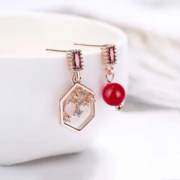 復古六角相思紅豆×不對稱吊墜耳環.avif