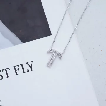 英文字母閃鑽×項鍊×T.avif