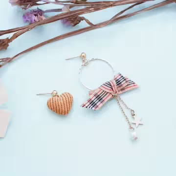 奶茶色格紋布藝愛心×不對稱吊墜耳環