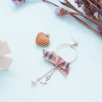 奶茶色格紋布藝愛心×不對稱吊墜耳環