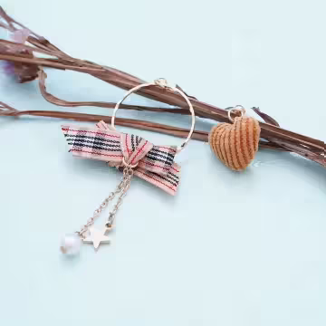 奶茶色格紋布藝愛心×不對稱吊墜耳環