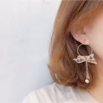 奶茶色格紋布藝愛心×不對稱吊墜耳環