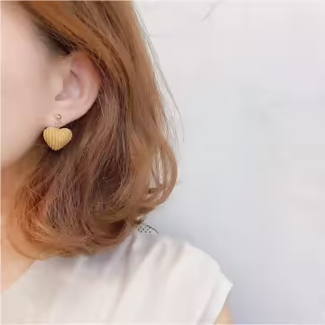 奶茶色格紋布藝愛心×不對稱吊墜耳環