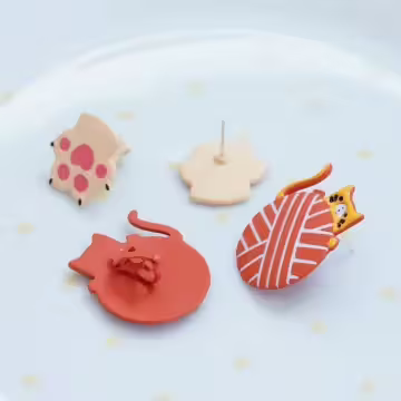 貓咪玩毛線球×不對稱吊墜耳環