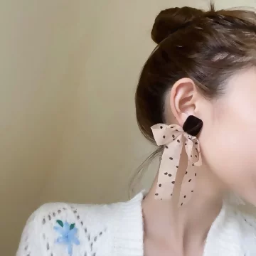 波點薄紗蝴蝶結×後掛式耳環.avif