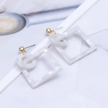 方框圓圈炫白貝紋×吊墜耳環.avif