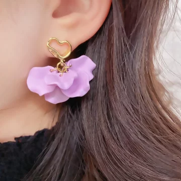 愛心紫花裙擺×吊墜耳環.avif