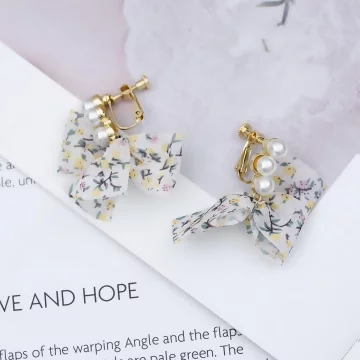 碎花薄紗蝴蝶結珍珠×吊墜耳環×共二色.avif
