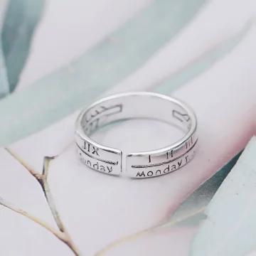 925銀飾×星期字母羅馬數字×開口戒指.avif