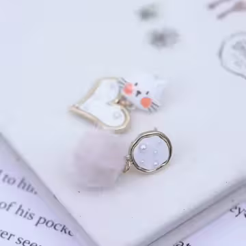 小白貓愛心鑲珍珠毛球×不對稱吊墜耳環