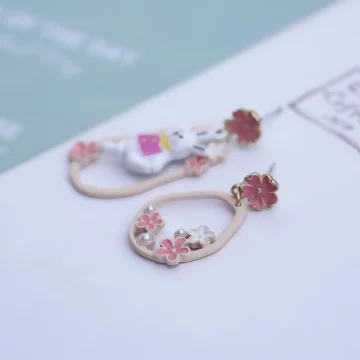 花朵跳躍小兔×不對稱吊墜耳環.avif