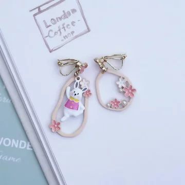 花朵跳躍小兔×不對稱三角耳夾.avif