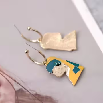 戴珍珠耳環的卡通少女×吊墜耳環