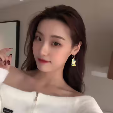 戴珍珠耳環的卡通少女×吊墜耳環