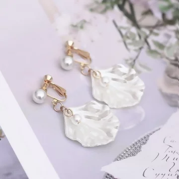 純白簡約珍珠貝殼×螺旋耳夾.avif