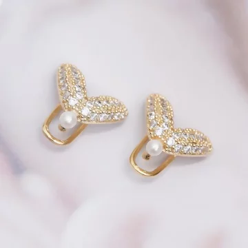 魚尾愛心晶鑽珍珠×U型耳骨夾.avif