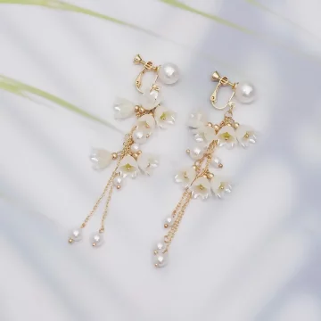 鈴蘭花搖曳珍珠×螺旋耳夾.avif