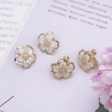 透白金蕊花朵×螺旋耳夾.avif