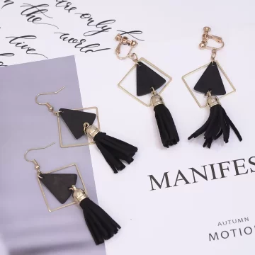 菱框黑三角麂皮流蘇×吊墜耳勾.avif