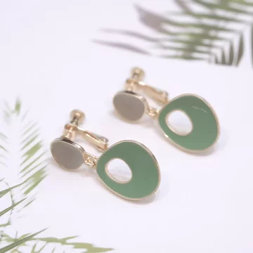 莫蘭迪淡綠弧型×螺旋耳夾.avif