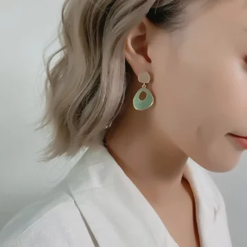 莫蘭迪淡綠弧型×螺旋耳夾.avif