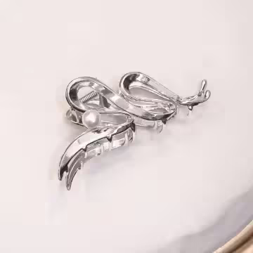 銀色M字珍珠×鯊魚夾