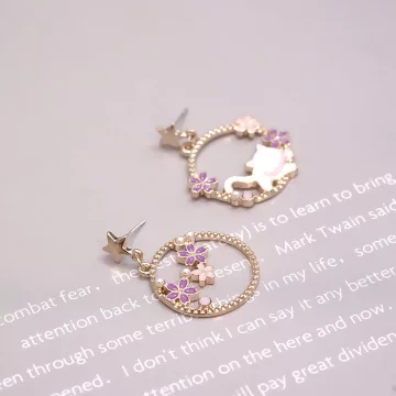 紫丁花小貓咪×不對稱吊墜耳環.avif