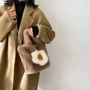 毛絨絨荷包蛋×鍊條斜背包×咖啡.avif