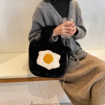毛絨絨荷包蛋×鍊條斜背包×黑色.avif