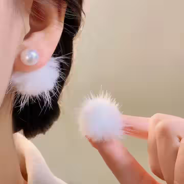 小白毛球珍珠×後掛式耳環