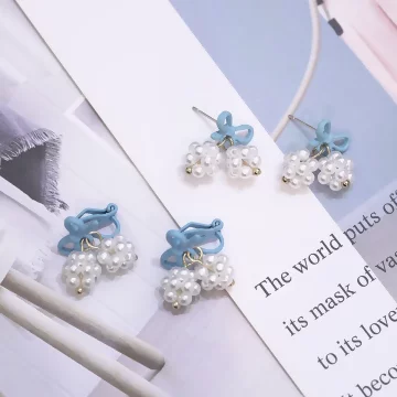 藍色蝴蝶結珍珠球×蚊香盤U型耳夾.avif