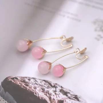 粉色琉璃小櫻桃×蚊香盤U型耳夾.avif