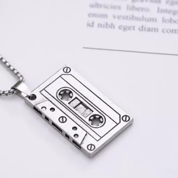 復古錄音帶×中性長項鍊.avif