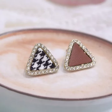 千鳥黑咖三角型×不對稱耳環.avif