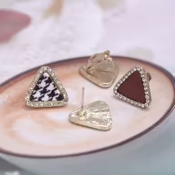 千鳥黑咖三角型×不對稱耳環