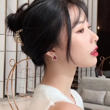 千鳥黑咖三角型×不對稱耳環.avif