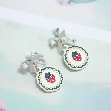 白奶油小紅莓×不對稱三角耳夾.avif