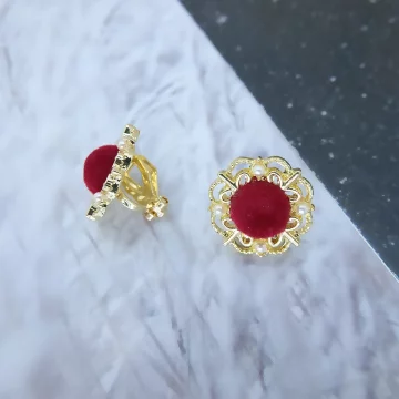 紅絲絨小珍珠×三角耳夾.avif