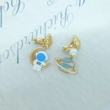 太空人水藍地球×不對稱三角耳夾.avif