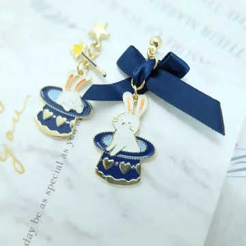 魔術帽裡的兔子×不對稱吊墜耳環.avif