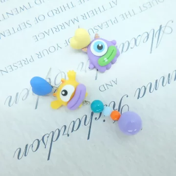 大眼怪獸×不對稱吊墜耳環.avif