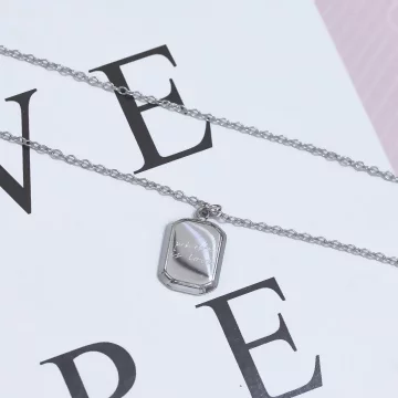 316鋼飾×字母吊牌×鎖骨項鍊×銀色.avif