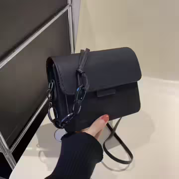 不對稱背帶掀蓋小方包×斜背包×黑色