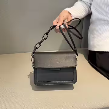 不對稱背帶掀蓋小方包×斜背包×黑色